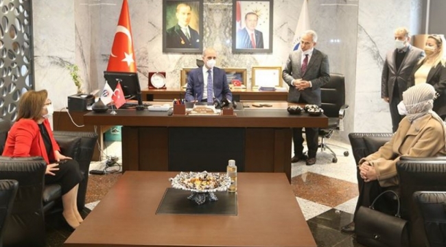 Cemal Enginyurttan o görüntüye tepki: Rektör ayakta dikiliyor, Numan Kurtulmuş koltukta