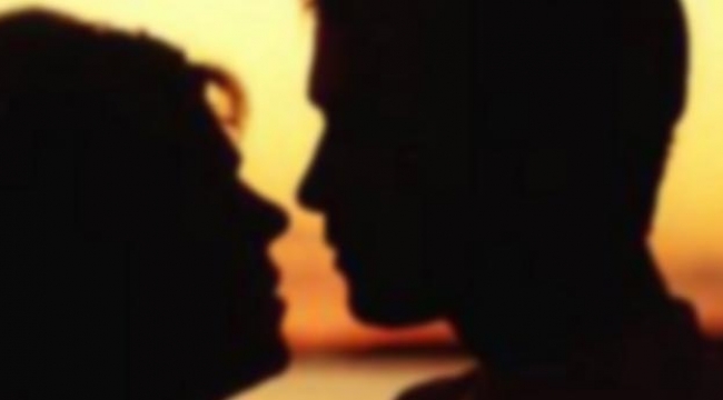 Yatak odasına girince annesiyle sevgilisini yakaladı, dehşet saçtı