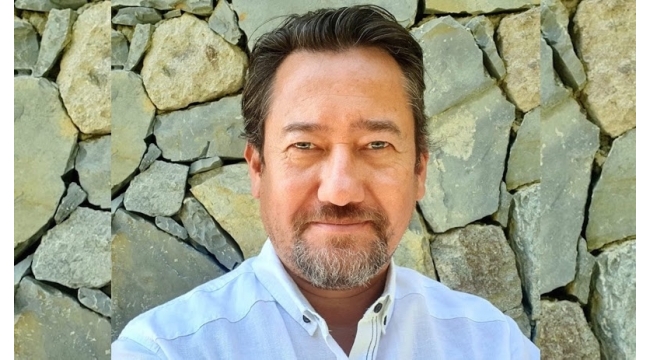 Gazeteci Akinan: Bir bakanın kardeşi Suriyede sanayi tesislerini ve zeytin yağını yağmalıyor