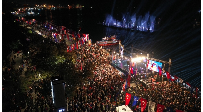 29 Ekim coşkusu gece de sürdü, Beşiktaş ,Maltepe, Ataşehir, Beylikdüzünde onbinlerce insan...