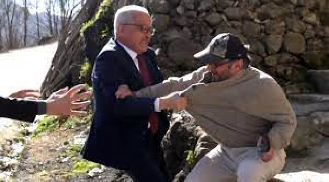 AKPli belediye başkanı, heyelanı basına haber veren yurttaşa saldırdı!