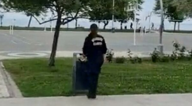 AKP'li belediyenin zabıtaları, valilik izni olan CHP afişlerini yırtarken yakalandı