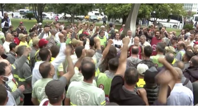 Görevlerine son verilen işçiler İBB'yi protesto etti