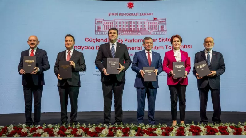 Altılı Masa'nın anayasa değişikliği önerisini hukukçular ve siyaset bilimciler nasıl yorumluyor?