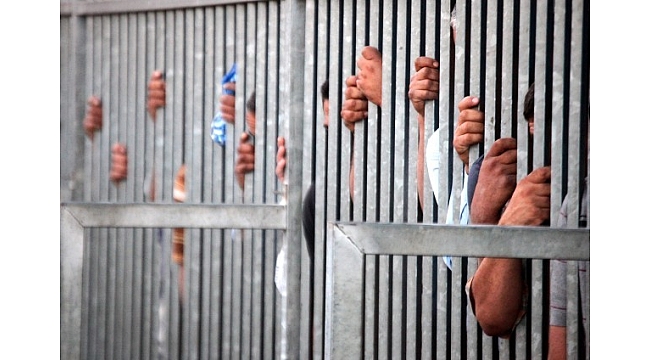 CEZAEVLERİNDE DOLULUK REKORU, MAHKUMLAR YERDE YATIYOR.