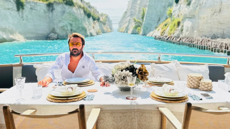 Teknedeki Türk maganda eşini aldatırken yakalanmış